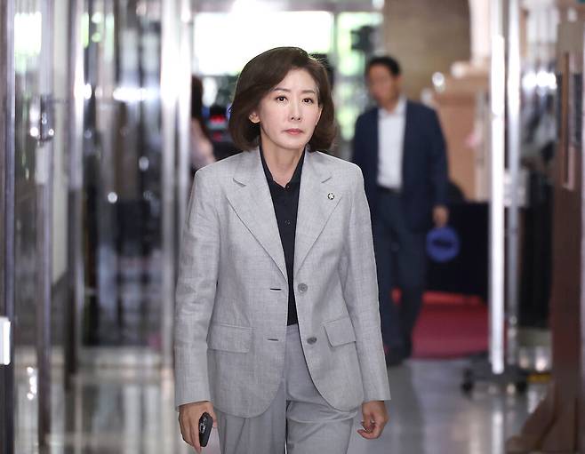 나경원 국민의힘 의원이 6월18일 국회에서 송언석 원내대표 주재로 열리는 4선 이상 의원들과의 간담회에 참석하기 위해 이동하고 있다. ⓒ연합뉴스