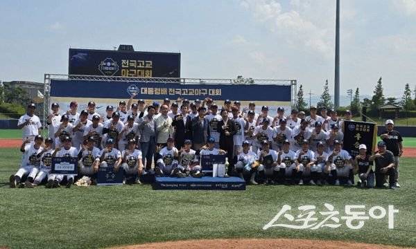 지난달 22일부터 12일간 포항야구장에서 ‘제59회 대통령배 전국고교야구대회’가 열린 가운데 우승팀인 경남고 선수단이 기념촬영을 하고 있다. 사진제공ㅣ포항시