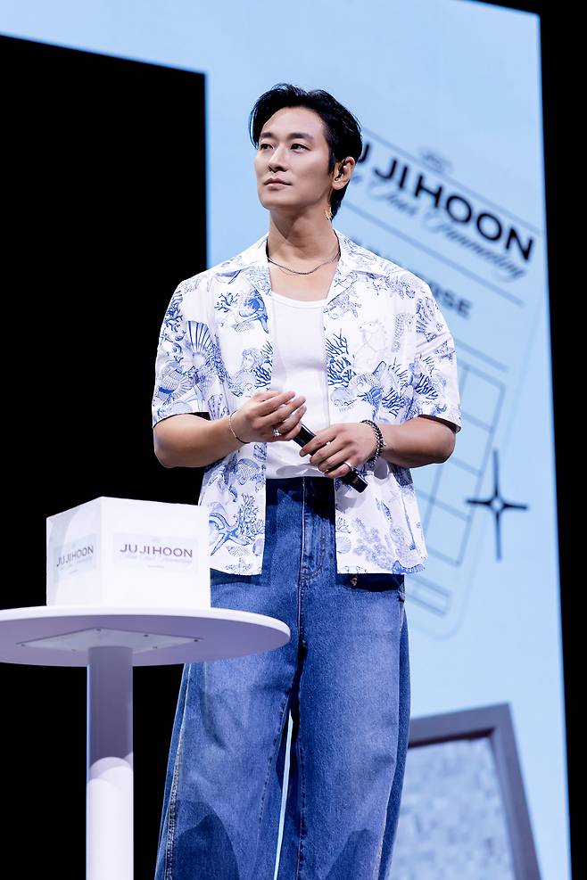 배우 주지훈이 지난 2일 필리핀 마닐라 뉴포트 퍼포밍 아트 씨어터에서 열린 ‘2025 주지훈 아시아투어-JUNIVERSE’에 등장해 팬들과 교감하고 있다. 사진 블리츠웨이스튜디오