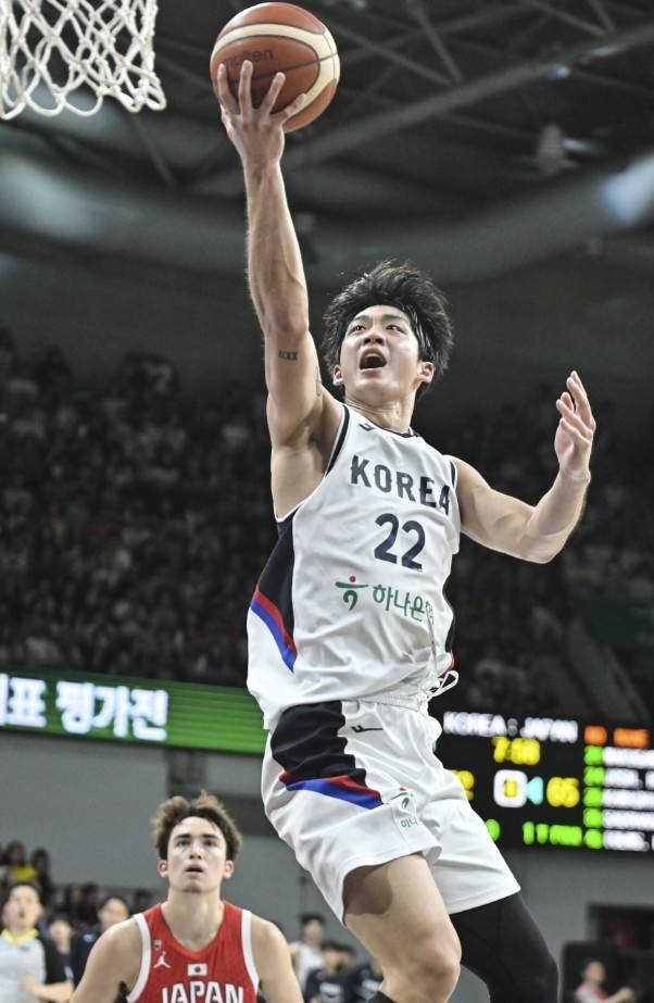 한국 남자 농구대표팀 여준석이 지난달 일본과 평가전에서 골밑슛을 하고 있다. 대한민국농구협회 제공