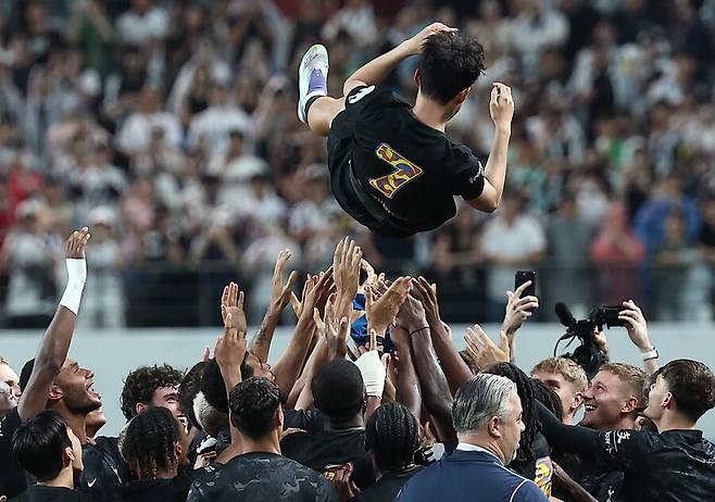 ▲ 손흥민은 경기가 열리기 전 "팀을 떠나게 됐다"는 말로 커리어의 전부였던 토트넘과 결별을 알렸다. 언젠가 다가올 날이었다. 손흥민도 "모든 건 작별할 시기가 있다. 지금이 좋은 시기라고 본다"라는 말로 회자정리를 받아들였다. ⓒ연합뉴스