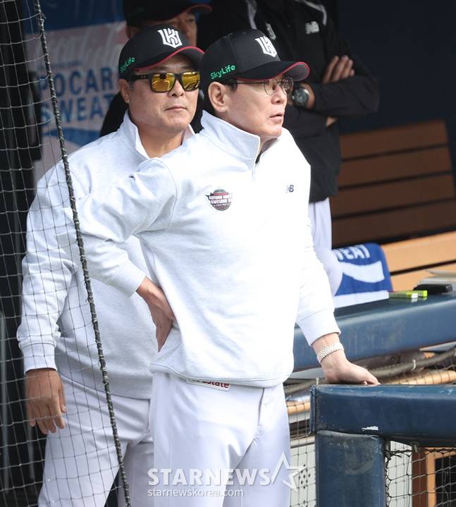 이강철 KT 감독(가운데). /사진=김진경 대기자