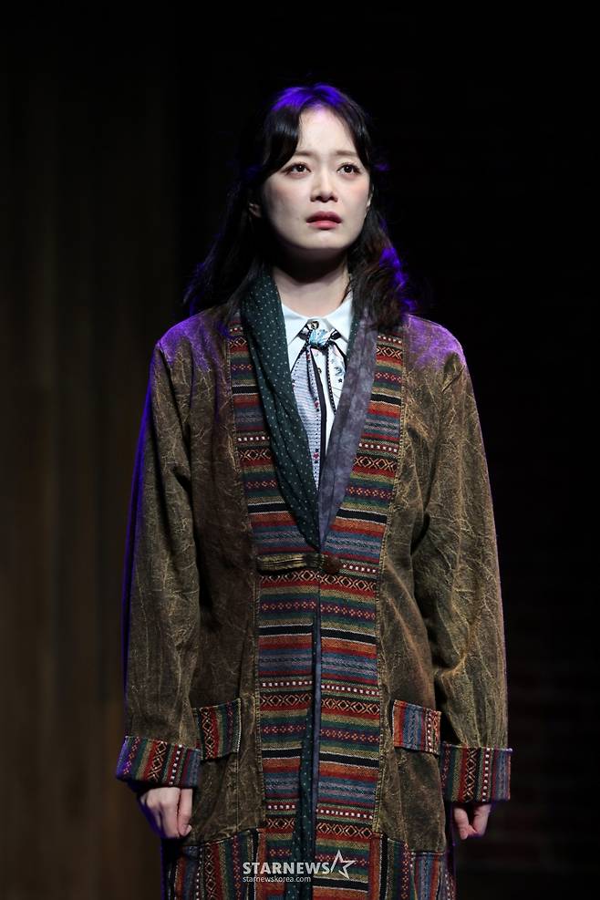 [서울=뉴시스] 박진희 기자 = 연극 '사의 찬미' 배우 배우 전소민(윤심덕 역)이 10일 서울 강서구 LG아트센터 U+스테이지에서 주요 장면을 시연하고 있다. 2025.07.10 pak7130@newsis.com /사진=박진희