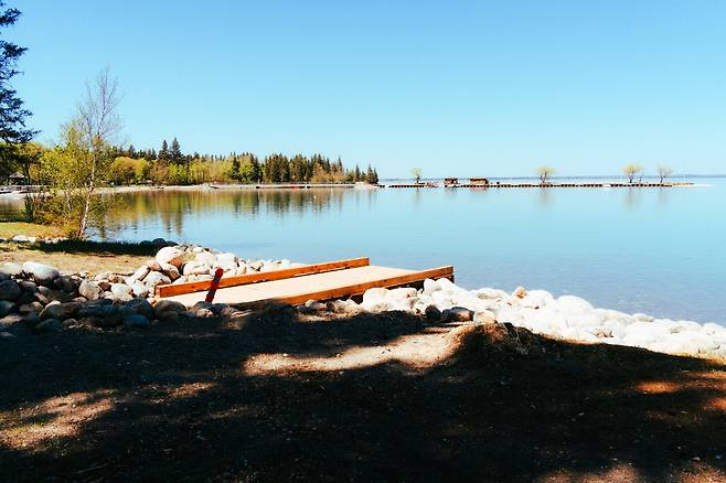 청명하게 맑은 클리어 호수