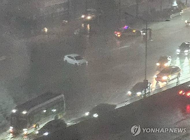 집중호우에 침수된 도로 (광주=연합뉴스) 집중호우가 내린 3일 오후 광주 광산구 우산동 한 도로가 침수돼 있다. 이날 오후 9시 30분 기준 광주 광산구에 118.5㎜의 비가 내렸다. 2025.8.3 [독자제공] iny@yna.co.kr