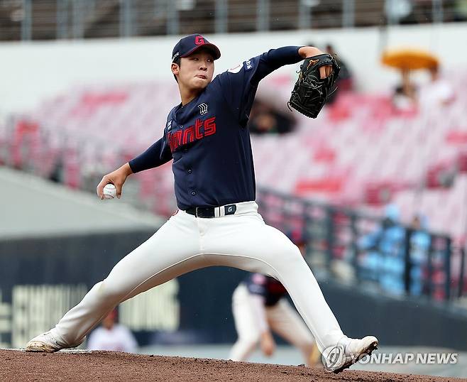 투구하는 이민석 (광주=연합뉴스) 조남수 기자 = 14일 광주기아챔피언스필드에서 열린 KIA 타이거즈와 롯데 자이언츠의 연습경기. 롯데 선발투수 이민석이 2회에 투구하고 있다. 2024.10.14 iso64@yna.co.kr