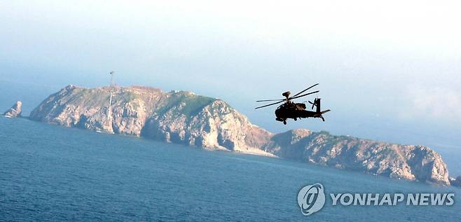 군산 직도 상공 비행하는 아파치 헬기 [연합뉴스 자료사진]