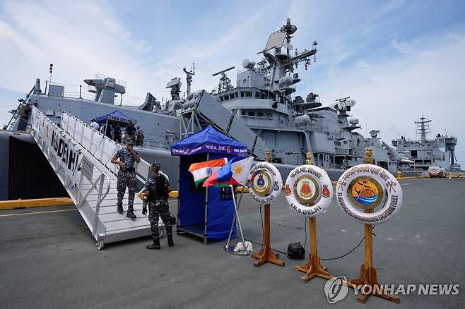 필리핀에 도착한 인도 해군 함정 필리핀과 남중국해 합동 훈련을 위해 지난 1일(현지시간) 필리핀 마닐라 항만에 입항한 인도 미사일구축함 델리함의 모습.
[AP 연합뉴스 자료사진. 재판매 및 DB 금지]