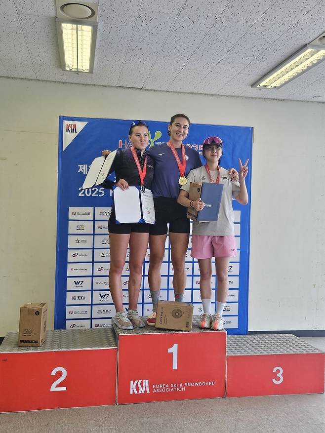 여자부 3위 이의진(오른쪽). 가운데가 우승한 벨리체.  [대한스키·스노보드협회 제공. 재판매 및 DB 금지]