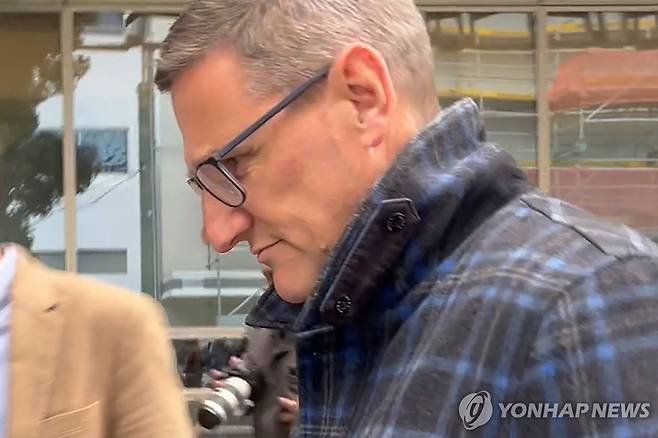 고개 숙인 전 뉴질랜드 경찰청 부청장 (웰링턴[뉴질랜드] AFP=연합뉴스) 4일(현지시간) 뉴질랜드 웰링턴 지방법원에 출석한 제번 맥스키밍 전 경찰청 부청장이 법원에서 나서고 있다. 그는 아동 성착취물·수간물 8건을 소지한 혐의로 지난 6월 체포, 기소됐다. 2025.08.04