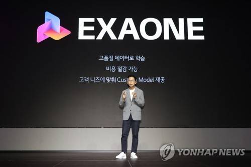 LG, 초거대AI '엑사원 2.0' 공개  (서울=연합뉴스) 류효림 기자 = 배경훈 LG AI연구원장이 19일 서울 강서구 마곡동 LG사이언스파크에서 열린 LG AI 토크콘서트에서 AI 플랫폼 '엑사원 2.0'(EXAONE 2.0)을 소개하고 있다. 2023.7.19
    ryousanta@yna.co.kr