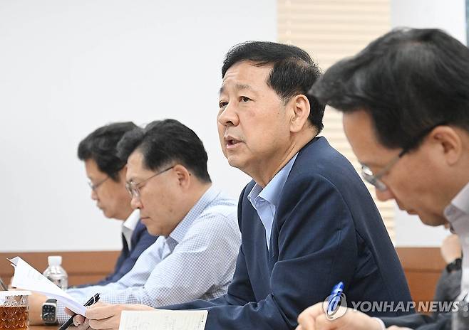 구윤철 부총리, 기재부 확대간부회의 주재 (서울=연합뉴스) 구윤철 부총리 겸 기획재정부 장관이 4일 서울 종로구 정부서울청사에서 서울청사와 세종청사간 화상으로 열린 기재부 확대간부회의를 주재하고 있다. 2025.8.4 [기획재정부 제공. 재판매 및 DB 금지] photo@yna.co.kr