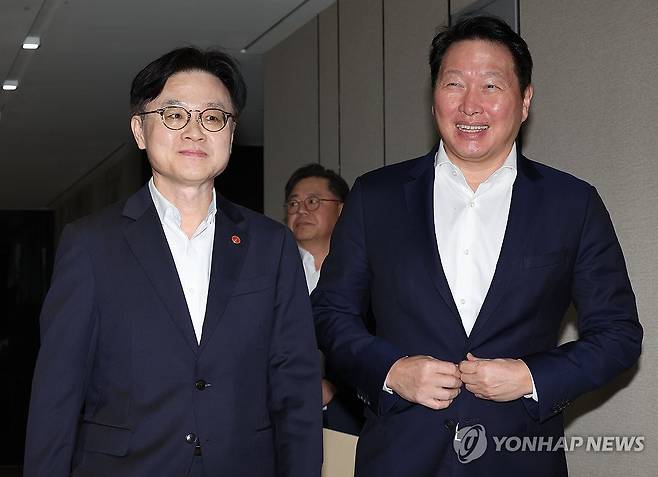 대화하는 김정관 장관과 최태원 회장 (서울=연합뉴스) 서명곤 기자 = 김정관 산업통상자원부 장관과 최태원 대한상공회의소 회장이 4일 서울 중구 대한상의 회관에서 만나 대화하며 이동하고 있다. 2025.8.4 seephoto@yna.co.kr