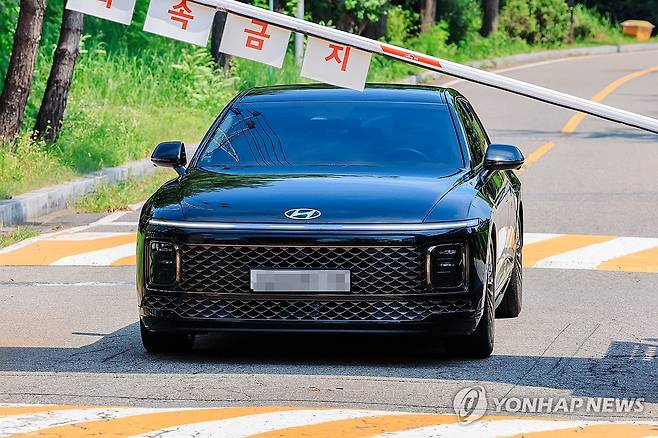 김건희 특검팀, 윤석열 체포 무산 (의왕=연합뉴스) 서대연 기자 = 김건희 여사 관련 의혹들을 수사하는 민중기 특별검사팀 차량이 1일 윤석열 전 대통령에 대한 체포영장 집행에 실패한 뒤 경기도 의왕시 서울구치소에서 나오고 있다. 2025.8.1 [공동취재] dwise@yna.co.kr