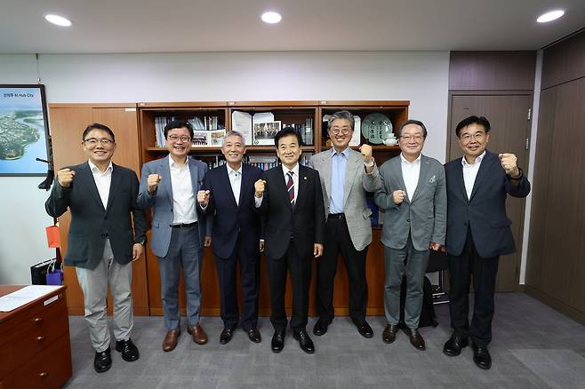 정동영 통일부 장관, 남북협력민간단체협의회 면담 (서울=연합뉴스) 정동영 통일부 장관은 4일 국회의원회관에서 남북협력민간단체협의회(북민협) 회장단과 면담을 가졌다. 2025.8.4 [통일부 제공]