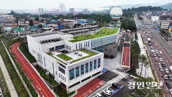 수원시 팔달구 지동 1만5천52㎡ 부지에 건물 면적 1만521㎡의 지상 4층 규모로 조성된 ‘수원팔달경찰서’가 5일 정식 업무를 시작했다. 2025.7.3 /임열수기자 pplys@kyeongin.com