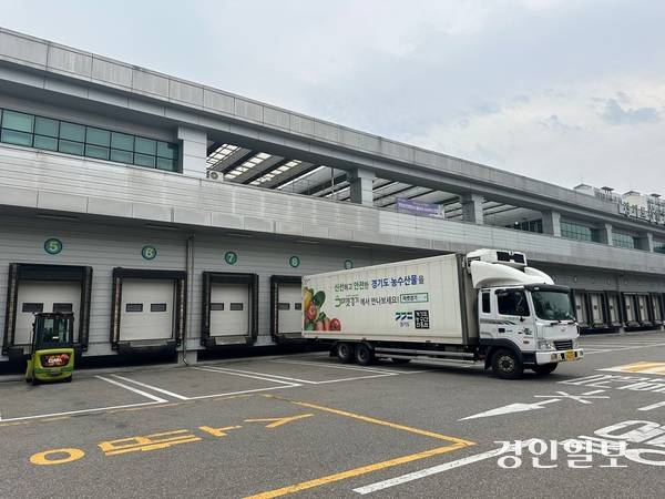 광주시 곤지암읍의 경기친환경농산물유통센터에 지역출하회를 찾아 농산물을 실어오는 중앙물류차량이 대기하고 있다. 2025.8.5 /목은수기자 wood@kyeongin.com