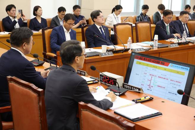 ▲ 5일 서울 여의도 국회에서 열린 행정안전위원회 전체회의에서 유재성 경찰청장 직무대행이 인천 송도에서 발생한 사제총기 살인 사건 관련 의원 질의를 듣고 있다. /연합뉴스