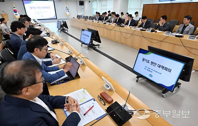 김동연 경기도지사가 5일 오전 수원시 영통구 경기도청 4층 율곡홀에서 경기도 현안 대책회의를 주재하고 호우피해 복구, 미군반환공여지 활용방안, 한미관세 후속지원 등에 관한 모두발언을 하고 있다. 김경민기자