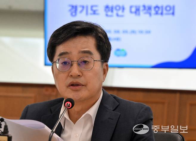 김동연 경기도지사가 5일 오전 수원시 영통구 경기도청 4층 율곡홀에서 경기도 현안 대책회의를 주재하고 호우피해 복구, 미군반환공여지 활용방안, 한미관세 후속지원 등에 관한 모두발언을 하고 있다. 김경민기자