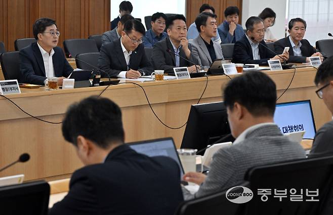 김동연 경기도지사가 5일 오전 수원시 영통구 경기도청 4층 율곡홀에서 경기도 현안 대책회의를 주재하고 호우피해 복구, 미군반환공여지 활용방안, 한미관세 후속지원 등에 관한 모두발언을 하고 있다. 김경민기자