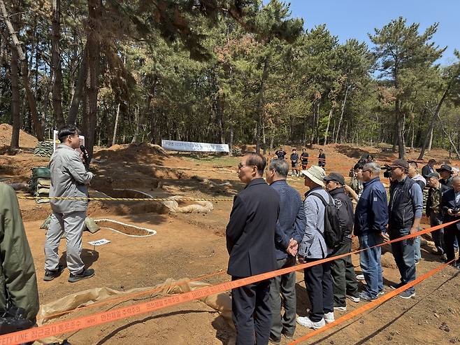 지난 4월 선감학원 공동묘역 유해발굴조사 결과 설명회 모습 <경기도 제공>