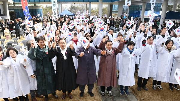 지난 3월 1일 수원박물관에서 열린 삼일절 기념행사 중 이재준 수원시장과 참석자들이 만세를 외치고 있다