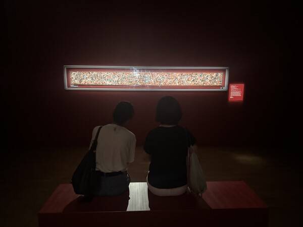 전시 '뉴욕의 거장들'을 보러 대전에서 광주를 찾은 방문객들이 잭슨 폴록의 2000억 대작 '수평적 구조'(Horizontal Structure)를 감상하고 있다. 박찬 기자