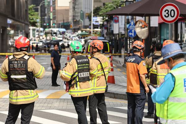 5일 서울 중구 명동 신세계백화점 본점에 폭발물을 설치했다는 협박 글이 인터넷 커뮤니티에 올라와 소방 대원들이 출동해 있다. 연합뉴스
