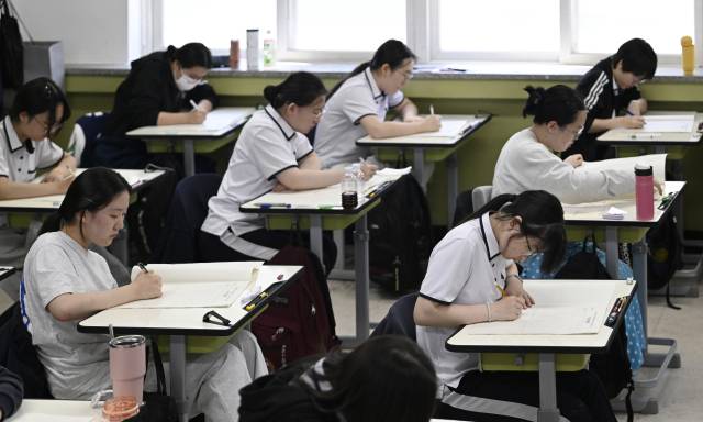 2026학년도 대학수학능력시험 전국연합학력평가가 실시된 지난 6월 4일 오전 대구 수성구 대구여자고등학교에서 고3 수험생들이 시험을 치르고 있다. 매일신문 DB