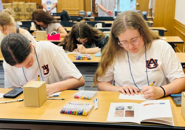 계명대는 외국인 학생을 대상으로 특별한 문화체험 프로그램을 진행중이다. 미국 오번대학 교류 프로그램에 참가 중인 미국 학생. 계명대 제공