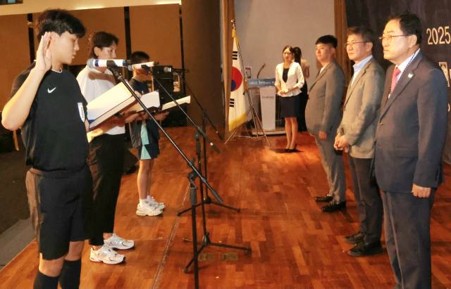 4일 경주 더케이호텔에서 열린 2025 화랑대기 전국 유소년 축구대회 개회식에서 유소년 선수 대표들이 정몽규 대한축구협회장과 주낙영 경주시장 등의 앞에서 선서를 하고 있다. 경주시 제공