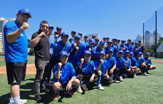 지난 5월 황금사자기 전국고교야구대회에서 경기항공고와 인창고를 제압하고 창단 첫 전국대회 16강 진출이라는 파란을 일으킨 창원공고 야구부가 오는 9일부터 시작하는 올해 마지막 전국대회인 봉황대기를 앞두고 학교 운동장에 모여 화이팅을 다짐했다. 김성찬 기자