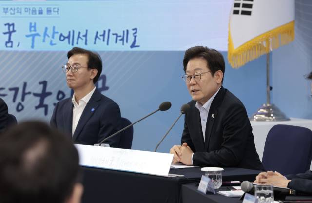 이재명 대통령이 지난달 25일 부산 부경대에서 열린 타운홀 미팅에서 발언하고 있다. 이날 이 대통령은 동남권투자은행의 신속한 설립을 약속했다. 정대현 기자 jhyun@