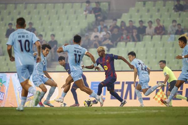 바르셀로나 야말 선수가 대구FC 선수들을 피해 드리블을 하고 있다. 대구FC 제공