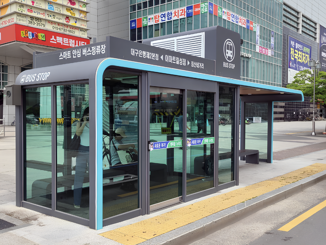 대구 북구 시내버스 승강장 내에 설치된 스마트쉘터 전경. 김정원 기자
