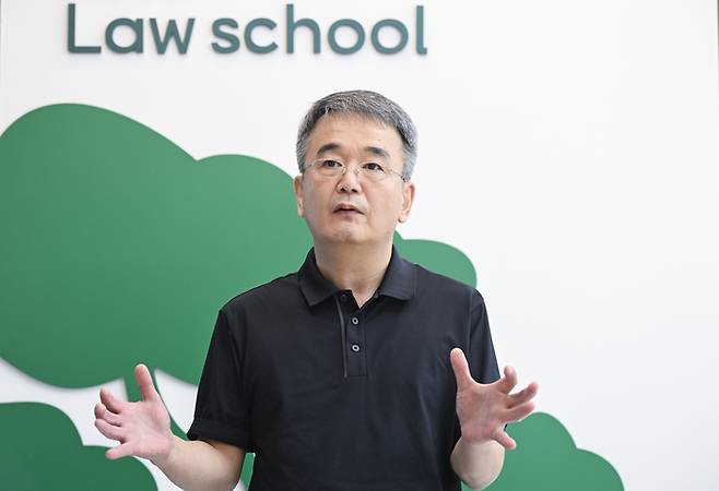 5일 경북대에서 만난 김창록 경북대 법학전문대학원 교수가 조국 전 조국혁신당 대표의 사면 탄원서를 제출한 이유에 대해 설명하고 있다. 이현덕기자 lhd@yeongnam.com