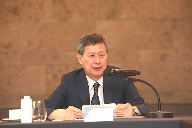 신동주 SDJ코퍼레이션 회장이 지난달 10일 진행된 인터뷰에서 기자 질의에 답변하고 있다. / 사진=SDJ코퍼레이션