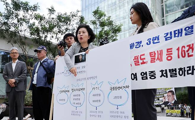 김영선 전 국민의힘 의원이 4일 서울 종로구 KT 광화문빌딩 웨스트에 마련된 윤석열 전 대통령 부인 김건희 여사 의혹을 수사하는 민중기 특별검사 사무실로 출석하며 입장을 밝히고 있다. 사진=뉴시스