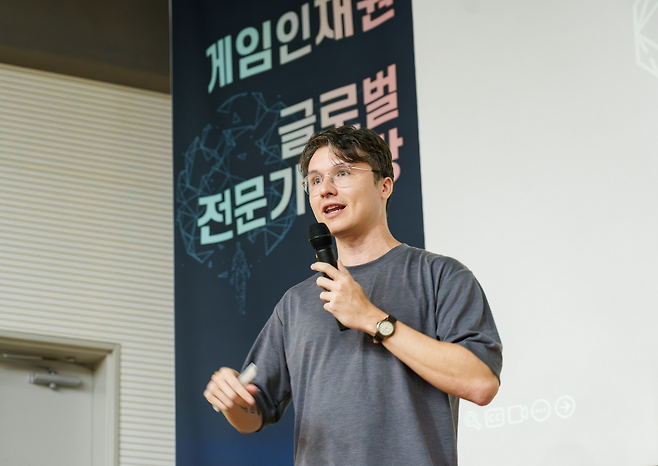 텐센트 타르사 페레이라(Tarsa Ferreira) 아트 디렉터가 강연을 진행하는 모습(제공=텐센트).