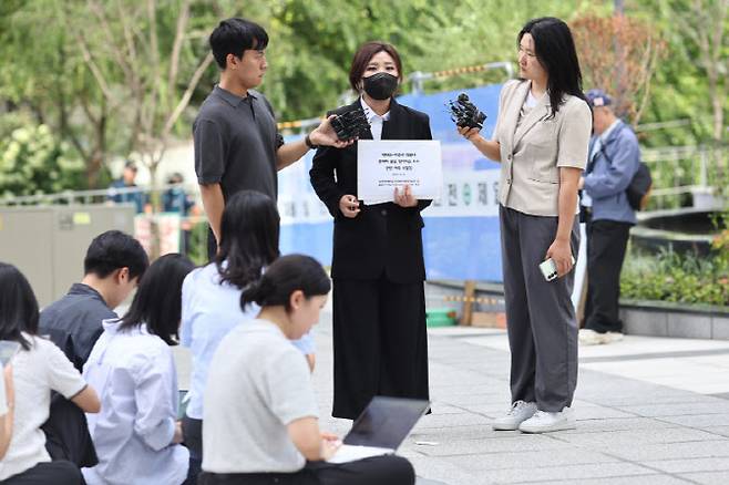 '정치브로커' 명태균씨의 전 변호인 김소연 변호사가 지난 4일 개혁신당 이준석 대표 등에 대한 고발장을 제출하기 위해 민중기 특별검사팀이 있는 KT광화문빌딩 웨스트로 들어서며 취재진에게 관련 설명을 하고 있다. (사진=연합뉴스)