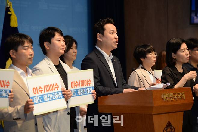 한국교원단체총연합회(교총)·전국교직원노동조합(전교조)·교사노동조합연맹(교사노조)과 정성국(국민의힘)·백승아(더불어민주당)·강경숙(조국혁신당) 의원이 5일 국회 소통관에서 가진 기자회견에서 강주호 교총 회장이 발언하고 있다.(사진 제공=한국교원단체총연합회)