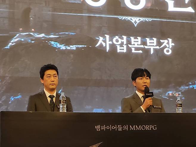 - 넷마블네오 한기현 뱀피르 총괄 PD(좌),&nbsp;넷마블 정승환 사업본부장. 사진 = 최은상 기자