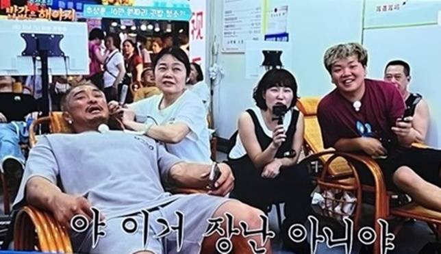추성훈의 귀지 제거 결과에 놀란 이은지, 곽튜브. [사진=ENA, EBS]