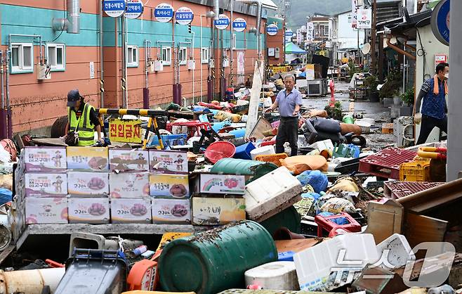 4일 전남 함평군 함평읍 천지전통시장에서 상인들이 폭우에 떠내려 온 각종 폐기물과 침수피해 입은 가재도구를 정리하고 있다. 2025.8.4/뉴스1 ⓒ News1 김태성 기자