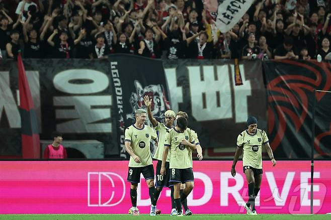 31일 서울 마포구 상암동 서울월드컵경기장에서 열리는 ‘2025 FC바르셀로나 아시아투어’ FC서울과 FC바르셀로나의 경기, 전반 막판 FC바르셀로나 라민 야말이 역전골을 넣은 뒤 관중석을 향해 손을 흔들고 있다. 2025.7.31/뉴스1 ⓒ News1 김진환 기자