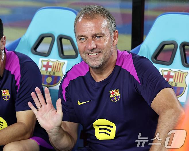 Hanji FC Barcelona is greeted by the 2025 FC Barcelona Asia Tour Daegu FC and FC Barcelona at the Daegu Stadium in Suseong -gu, Daegu on the 4th. 2025.8.4/News1 ⓒ News1 Koo Yoon -sung