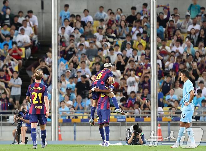 On the afternoon of the 4th, the 2025 FC Barcelona Asia Tour Daegu FC and FC Barcelona matched at Daegu Stadium in Suseong -gu, Daegu, and Gaby, who scored the first goal in the first half, is sharing with Yamal. 2025.8.4/News1 ⓒ News1 Fair