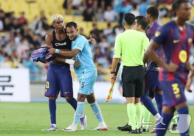 On the 4th afternoon, the 2025 FC Barcelona Asia Tour Daegu FC and FC Barcelona at the Daegu Stadium in Daegu Suseong -gu, Daegu, and after the first half of the match, Barcelona Mal hugs Daegu FC Giobani after leaving the uniform. 2025.8.4/News1 ⓒ News1 Fair