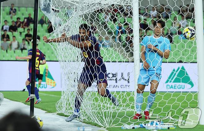 In the afternoon of Daegu Stadium in Daegu, Daegu, the 2025 FC Barcelona Asia Tour Daegu FC and FC Barcelona are the first FC Barcelona Ronald Arauho, with the help of Gaby, the team is the third goal. 2025.8.4/News1 ⓒ News1 Koo Yoon -sung